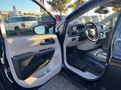 Used 2022 Chrysler Pacifica Touring-L FWD image 4
