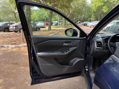 Used 2025 Nissan Rogue SV image 18