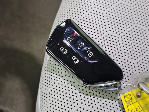 Certified 2025 Volkswagen ID. Buzz 1st Edition image 37