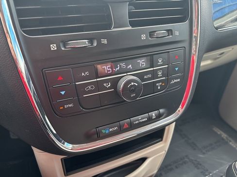 Used 2016 Chrysler Town & Country Touring image 22