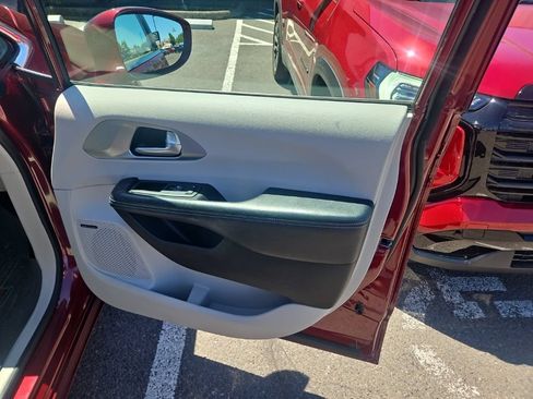 Used 2018 Chrysler Pacifica Limited FWD image 10