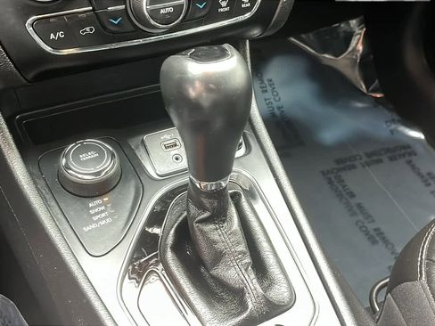 Used 2019 Jeep Cherokee Altitude image 17