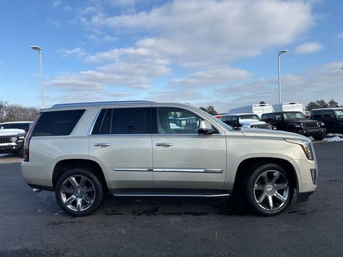 Used 2016 Cadillac Escalade Premium image 2