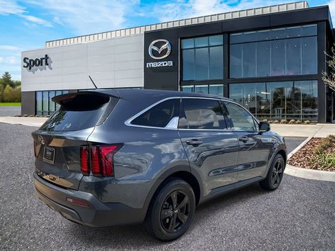 Used 2021 Kia Sorento LX FWD image 3