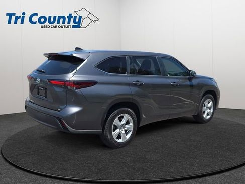 Certified 2025 Toyota Highlander LE FWD image 8