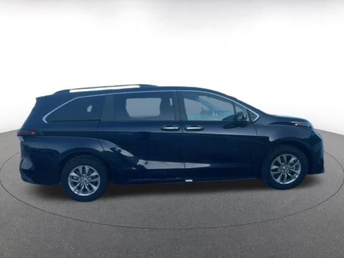 Used 2025 Toyota Sienna XLE image 16
