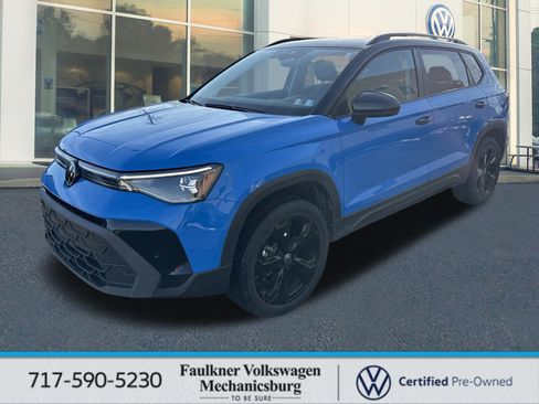 Certified 2025 Volkswagen Taos SE image 1