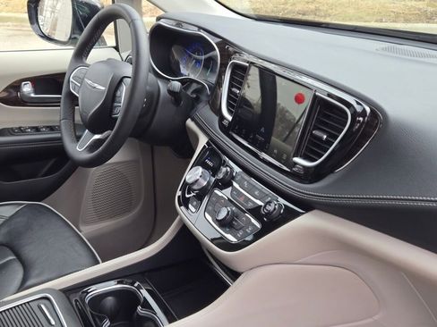 Used 2024 Chrysler Pacifica Limited image 8