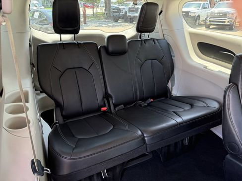 Used 2024 Chrysler Pacifica Touring-L FWD image 28