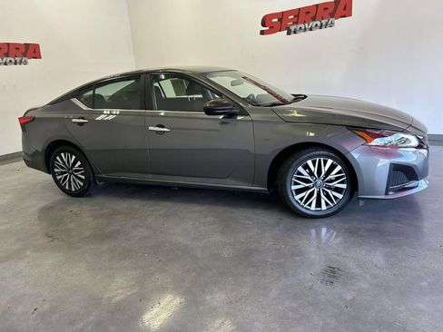 Used 2025 Nissan Altima 2.5 SV FWD image 2
