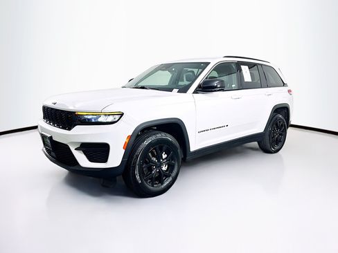 Used 2025 Jeep Grand Cherokee Altitude AWD/4WD image 3