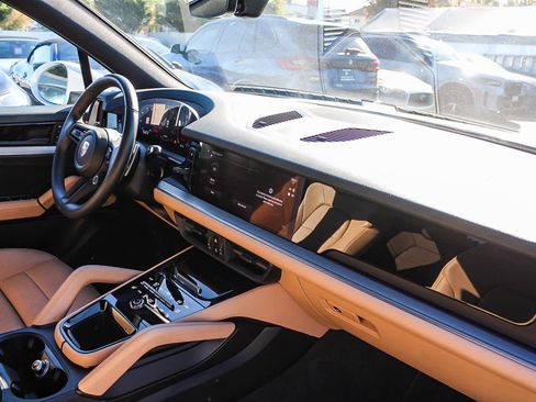 Used 2025 Porsche Cayenne image 16