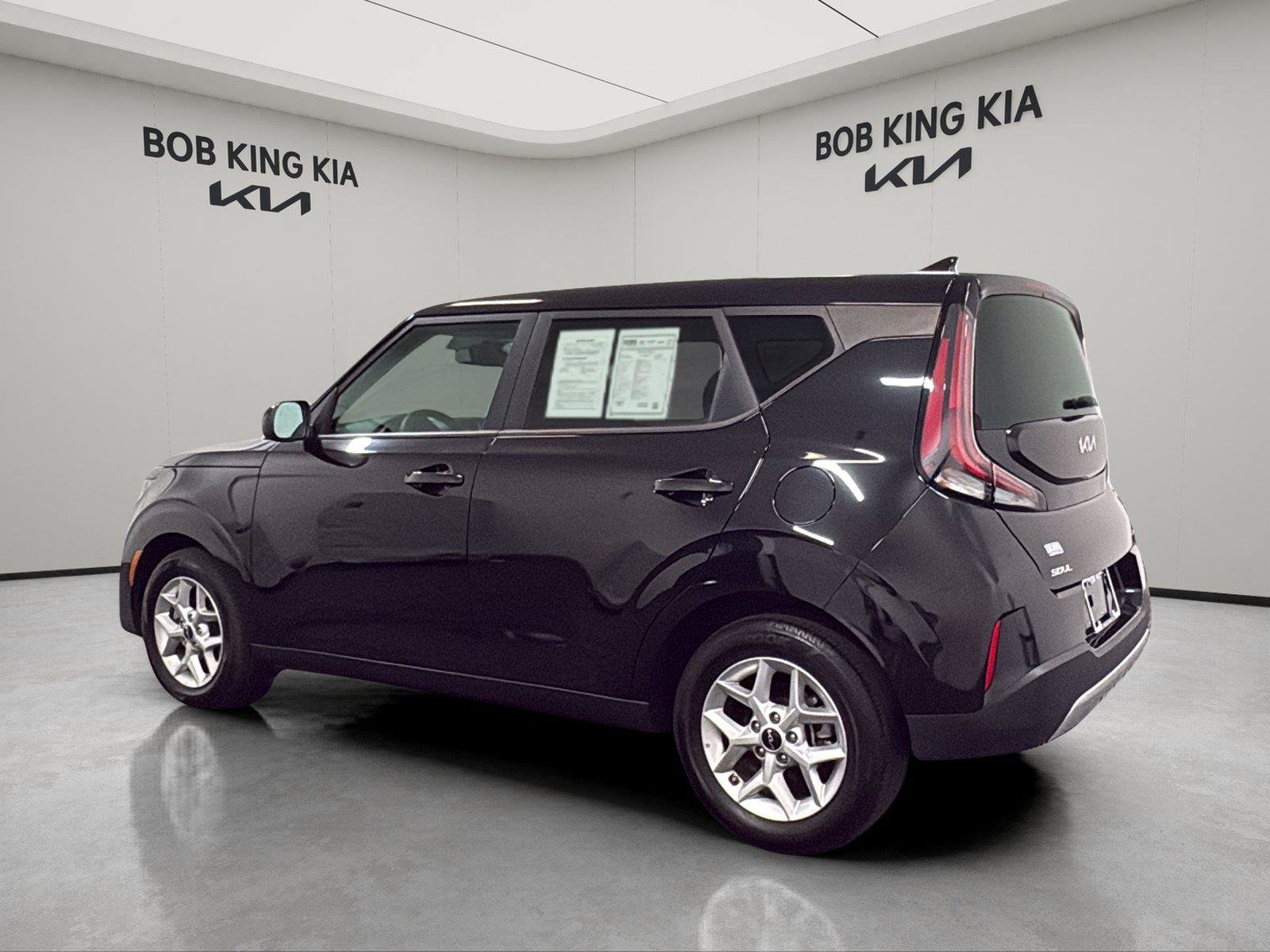 Used 2025 Kia Soul LX w/ LX Technology Package FWD image 3