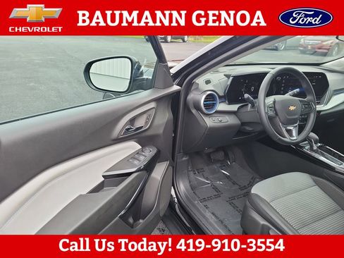 Used 2025 Chevrolet Trax LT w/ LT Convenience Package FWD image 2