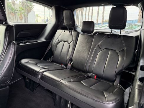 Used 2025 Chrysler Pacifica Select image 31