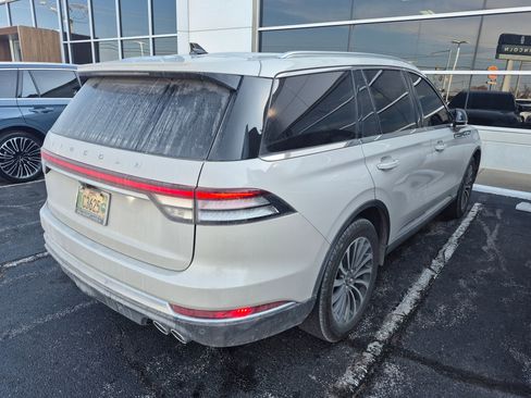 Used 2023 Lincoln Aviator AWD w/ Premium Package image 3