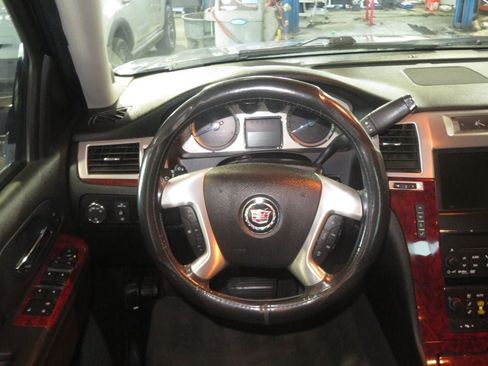 Used 2011 Cadillac Escalade ESV AWD image 37
