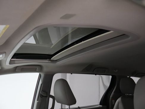 Used 2020 Toyota Sienna XLE image 8