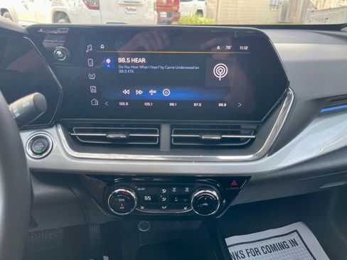 Used 2025 Chevrolet Trax LT w/ LT Convenience Package image 16