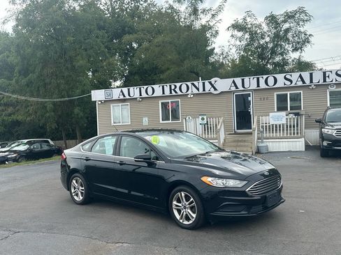 Used 2018 Ford Fusion SE image 2