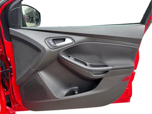 Used 2016 Ford Focus SE w/ SE Sport Package FWD image 30