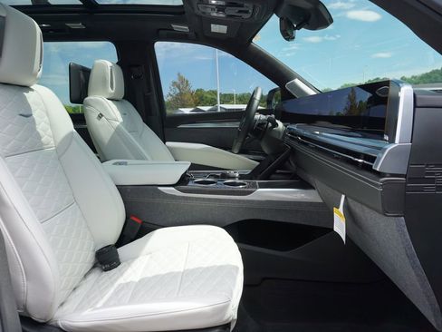 Used 2025 Cadillac Escalade ESV V AWD/4WD image 53