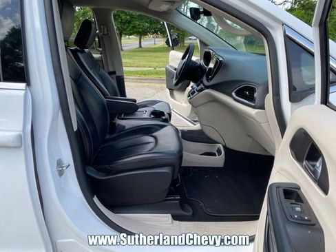 Used 2023 Chrysler Pacifica Touring-L FWD image 15