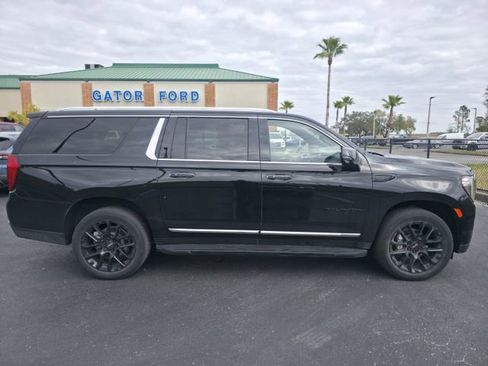 Used 2024 GMC Yukon XL SLT w/ SLT Luxury Package image 4