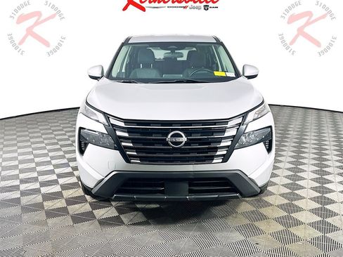 Used 2024 Nissan Rogue SV image 2