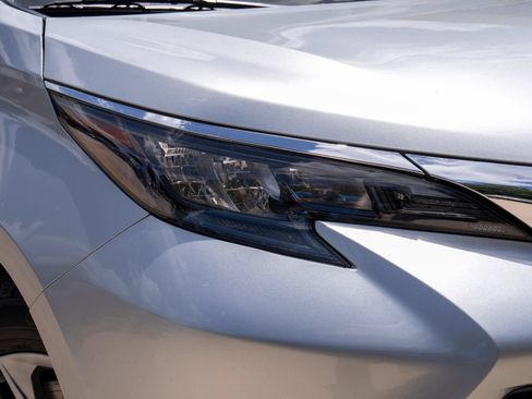 Used 2025 Toyota Sienna XLE FWD image 2