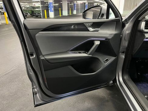 New 2025 Volkswagen Tiguan SE image 18