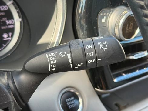 Used 2020 Toyota Highlander XLE AWD/4WD image 17