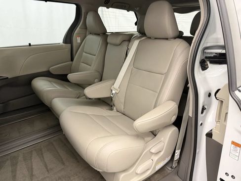 Used 2019 Toyota Sienna XLE FWD image 25