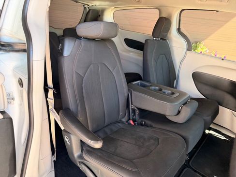 Used 2018 Chrysler Pacifica Touring Plus w/ Tire & Wheel Group FWD image 16