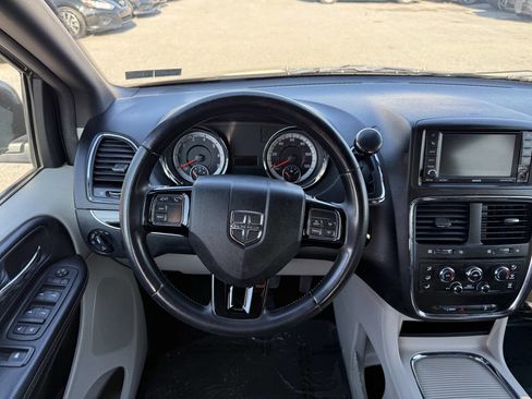 Used 2019 Dodge Grand Caravan SXT image 17