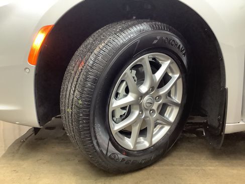 New 2026 Chrysler Pacifica Select FWD image 26