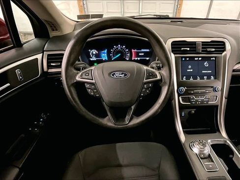 Used 2018 Ford Fusion SE w/ Fusion SE Technology Package FWD image 6
