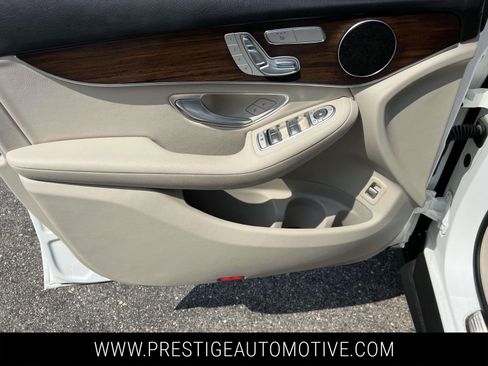 Used 2022 Mercedes-Benz GLC 300 4MATIC w/ Premium Package Lite image 16