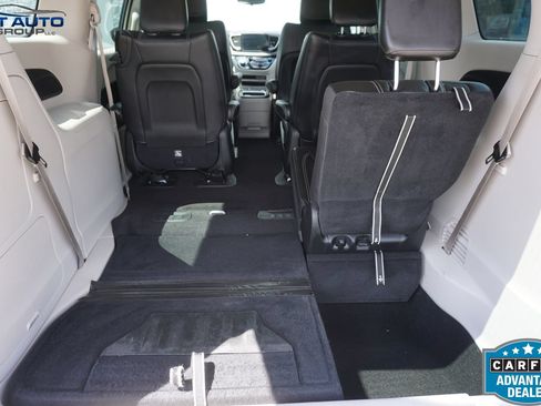 Used 2023 Chrysler Pacifica Touring-L FWD image 18