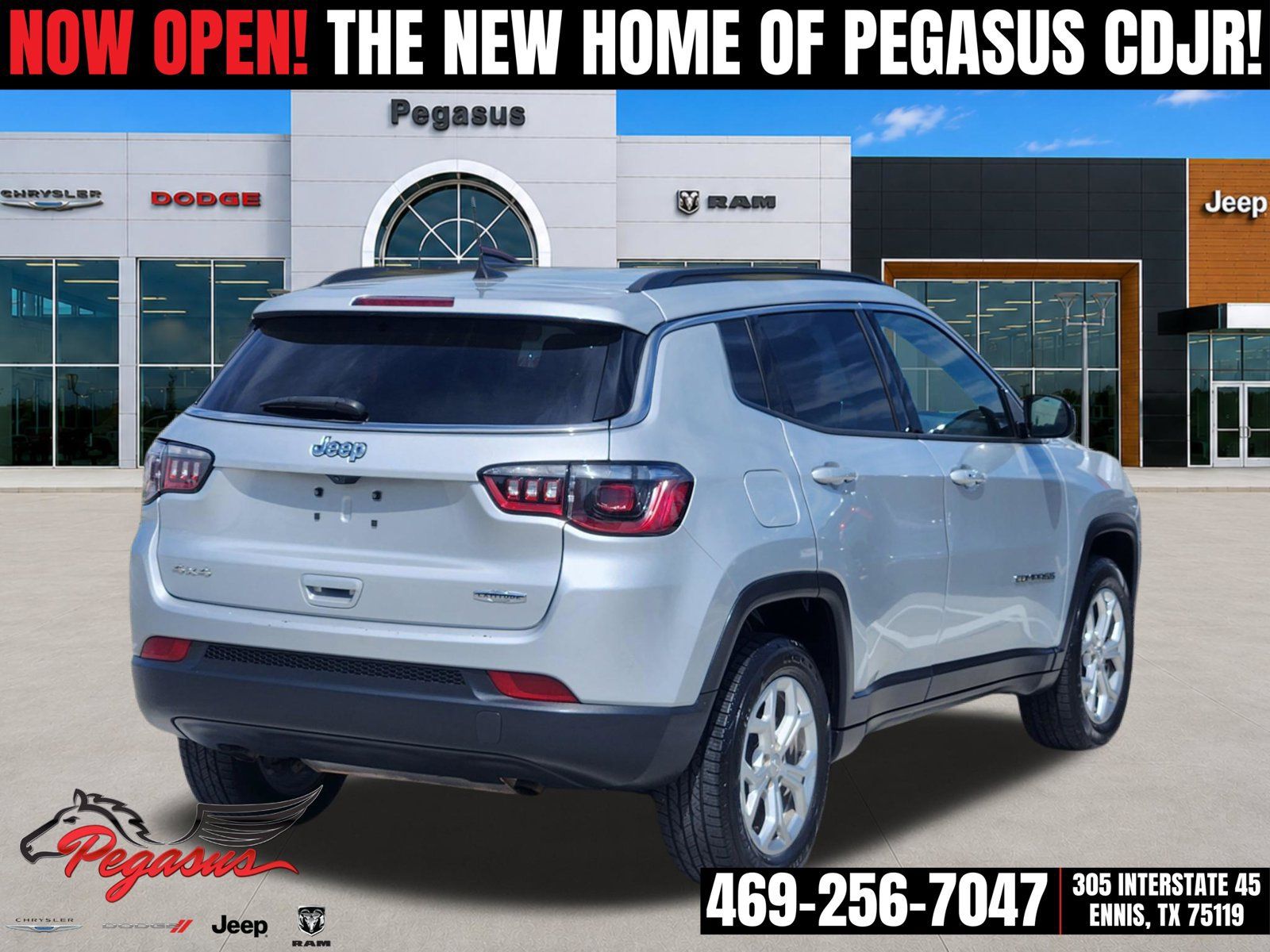 Used 2024 Jeep Compass Latitude AWD/4WD image 4