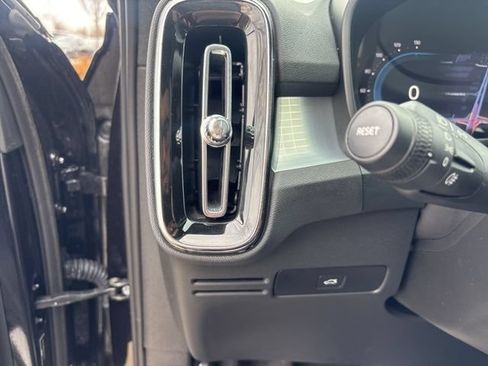 Used 2024 Volvo XC40 B5 Core AWD/4WD image 21