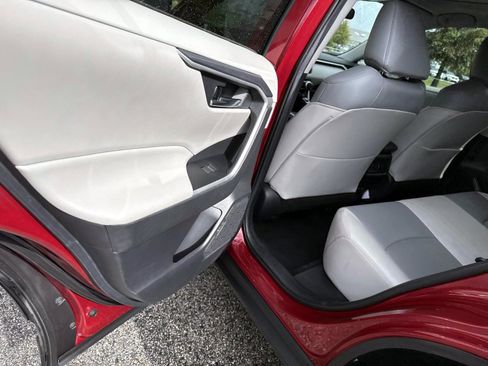 Used 2021 Toyota RAV4 XLE Premium image 12