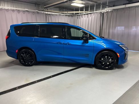 New 2027 Chrysler Pacifica Select FWD image 8