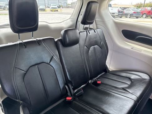 Used 2024 Chrysler Pacifica Touring-L image 18