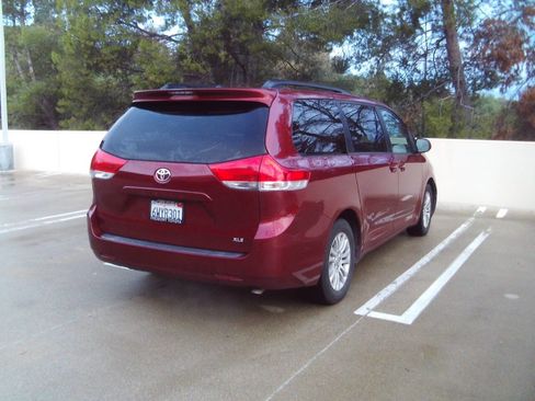 Used 2012 Toyota Sienna XLE image 5