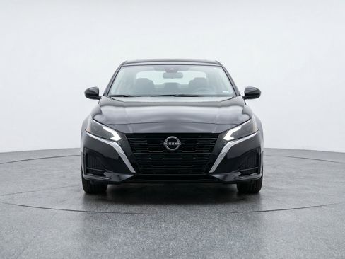 Used 2025 Nissan Altima 2.5 SV FWD image 2