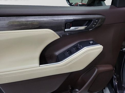 Used 2022 Toyota Highlander Platinum AWD/4WD image 17