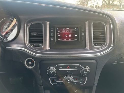 Used 2017 Dodge Charger SE image 19