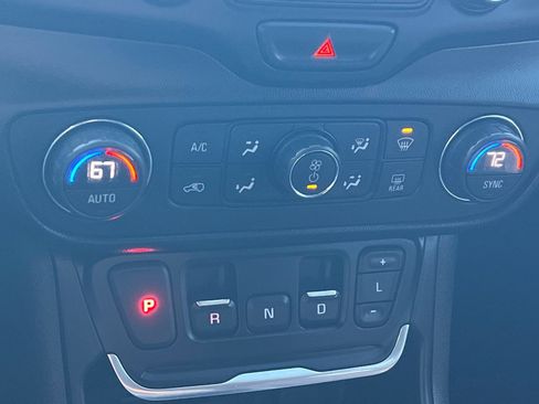 Used 2021 GMC Terrain SLT image 17