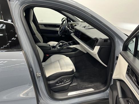 Certified 2025 Porsche Cayenne Coupe image 42